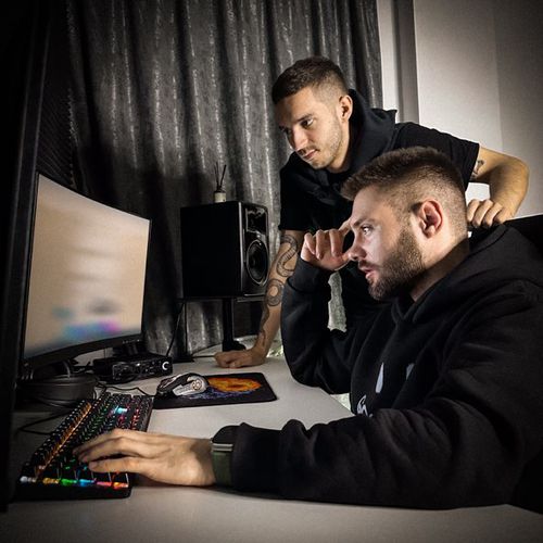Музыка Korel - Она Делит Вайб (feat. Neel)